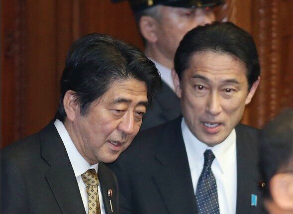 安倍晋三首相（左）と岸田文雄外相（右、肩書きは当時）＝2014年2月28日、国会内
