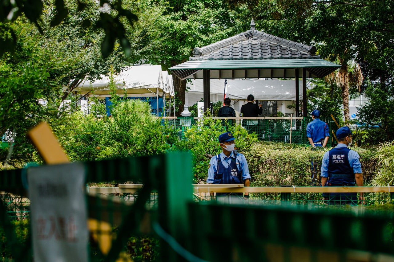 朝鮮人犠牲者追悼式典から見えた「そよ風」の集会。2つの会場はフェンスで区切られ、間には警察官が立っていた