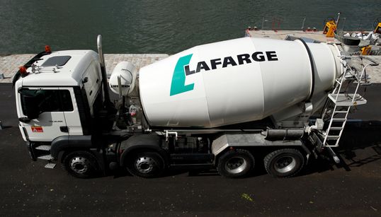 Lafarge accusé de déverser du ciment dans la Seine en plein