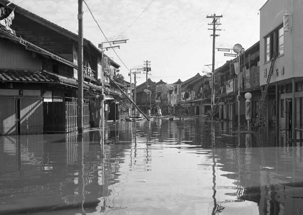 浸水した商店街