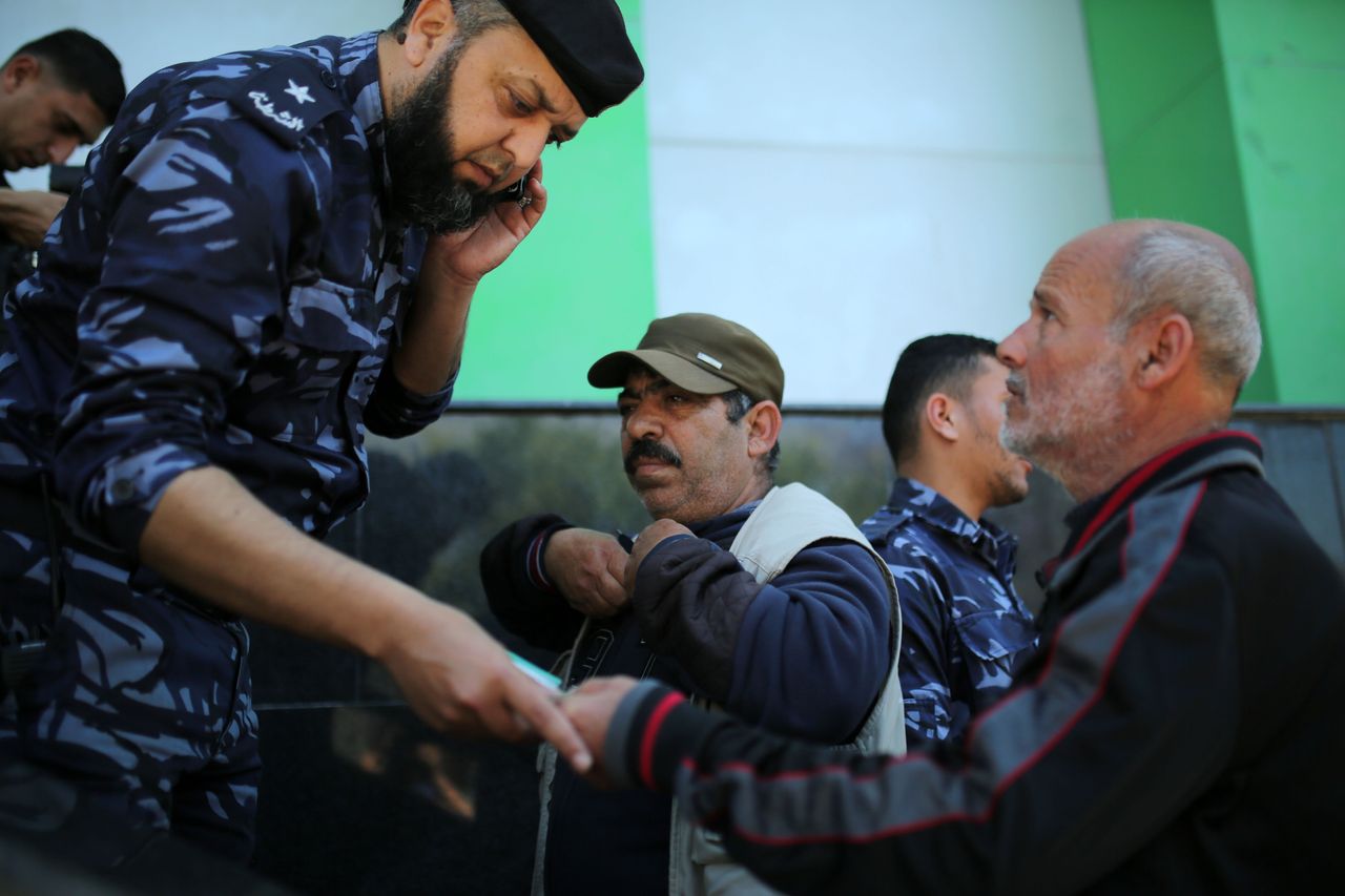 Φωτογραφία αρχείου - Μάιος 2019: Άνδρες της Χαμάς μοιράζουν βοήθεια προερχόμενη από το Κατάρ σε ανθρώπους που έχουν ανάγκη. (Photo by Majdi Fathi/NurPhoto via Getty Images)