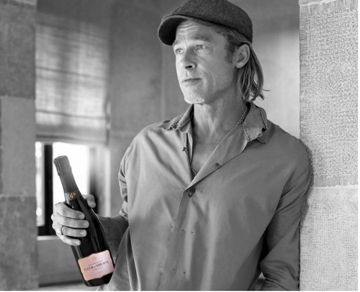 Ο Μπραντ Πιτ κρατώντας την Fleur de Miraval rosé Champagne