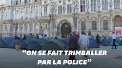 À Paris, des dizaines de familles SDF plantent la tente devant la mairie pour réclamer un