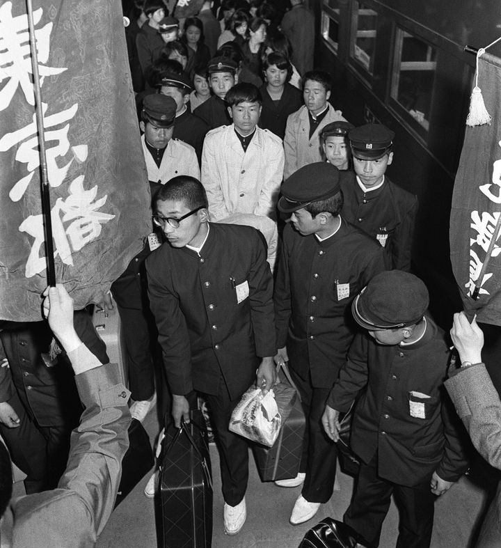 資料写真：集団就職列車で東京駅に着いた鹿児島県、熊本県の中卒者（1967年3月19日撮影）