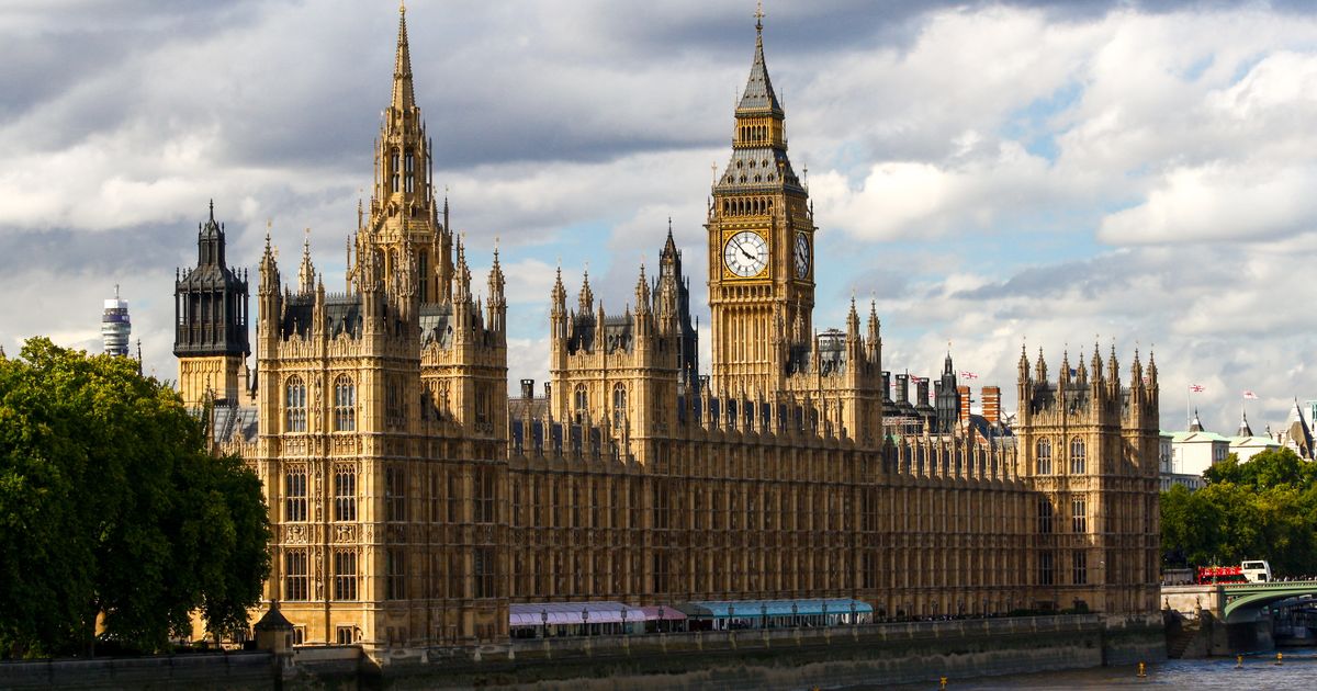 The houses of parliament is. Парламент Великобритании. Вестминстерский дворец, Лондон. Биг Бен и Вестминстерский дворец. Вестминстер дворец Лондон. Вестминстерский дворец Лондон внутри.