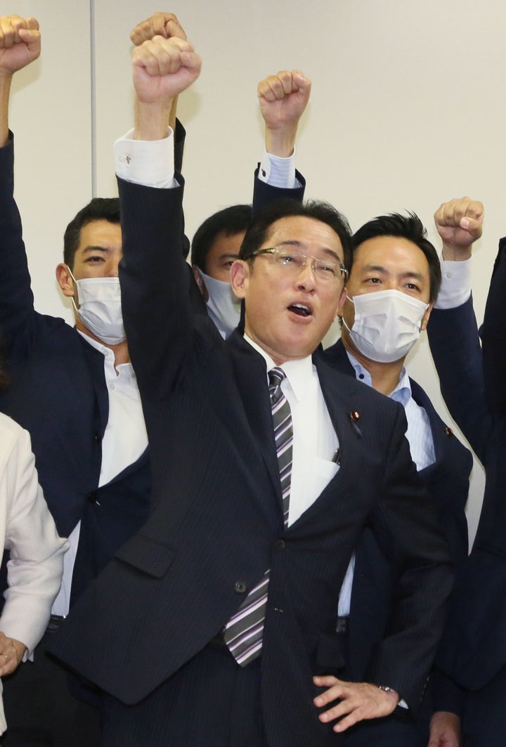 自民党岸田派の臨時総会で総裁選出馬を表明し、気勢を上げる岸田文雄政調会長＝9月1日午後、東京・永田町 