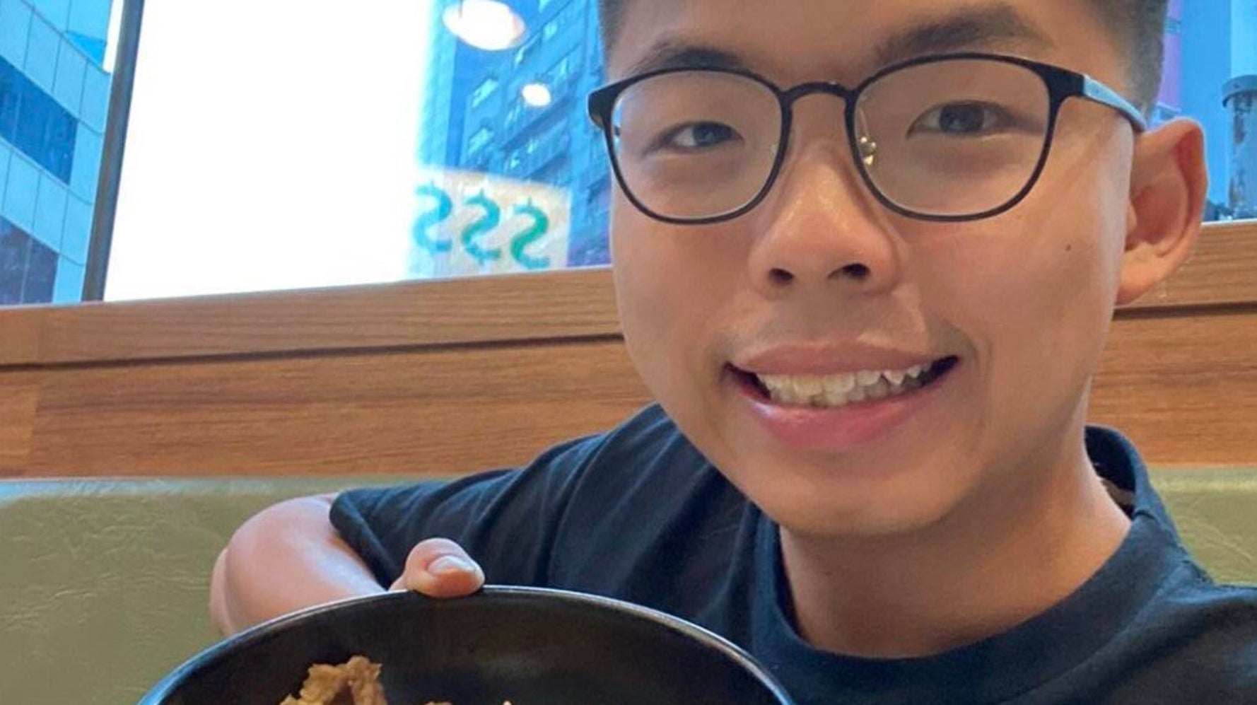 周庭の隣にいるチー牛 と煽られた民主活動家 黄之鋒さん 公式チーズ牛丼が発売される ハフポスト