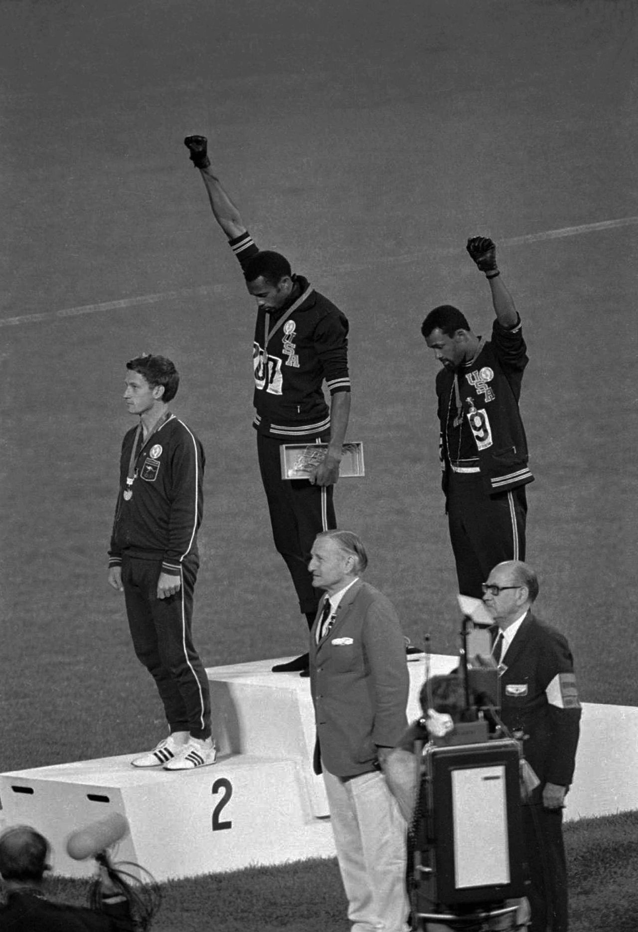 16 Οκτωμβρίου, 1968.Ο χρυσός ολυμπιονίκης Tommie Smith και ο χάλκινος ολυμπιονίκης John Carlos έστειλαν το δικό τους μήνυμα κατά των διακρίσεων, υψώνοντας τη γροθιά τους στο βάθρο μετά τον αγώνα των 200 μ.