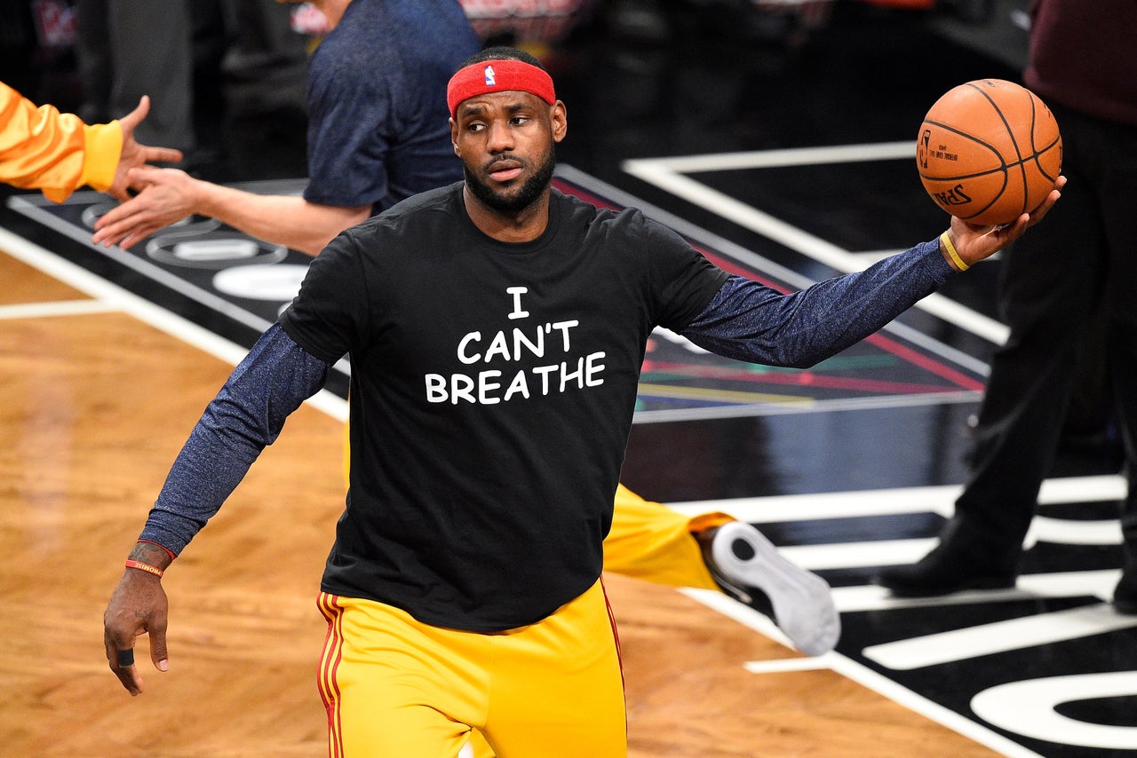  2014: Ο LeBron James τιμά τον Eric Garner φορώντας τη φανέλα με το σύνθημα I can’t breathe. Αυτά ήταν και τα τελευταία λόγια του Eric Garner ενός αφροαμερικανού πατέρα 6 παιδιών ο οποίος έχασε τη ζωή του ως απόρροια της αστυνομικής βίας κατά τη διάρκεια της σύλληψής του.. (Photo by Rich Kane/Icon Sportswire/Corbis/Icon Sportswire via Getty Images)