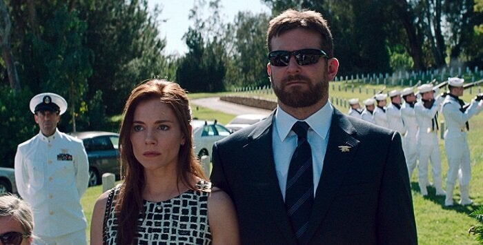 Sienna Miller y Bradley Cooper en una escena de 'El francotirador'.