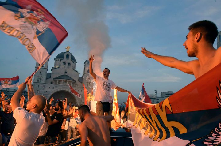 Υποστηρικτές των φιλοσερβικών κομμάτων της αντιπολίτευσης πανηγυρίζουν για την μη εξασφάλιση πλειοψηφίας του Δημοκρατικού Συσιαλιστικού Κόμματος στη Βουλή. 