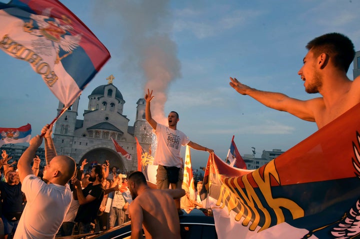 Υποστηρικτές των φιλοσερβικών κομμάτων της αντιπολίτευσης πανηγυρίζουν για την μη εξασφάλιση πλειοψηφίας του Δημοκρατικού Συσιαλιστικού Κόμματος στη Βουλή. 