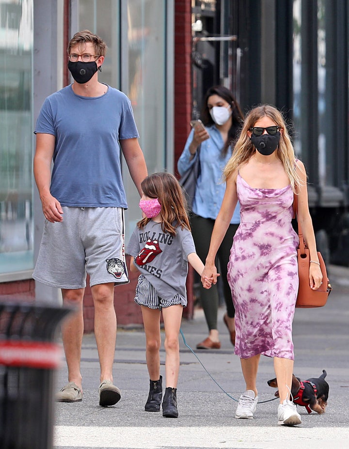 Sienna Miller, Lucas Zwirner y Marlowe Sturridge pasean por Nueva York en junio de 2020.