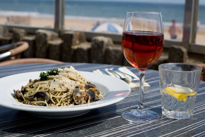 Spaghetti-alla-vongole, wine and glass of water.
