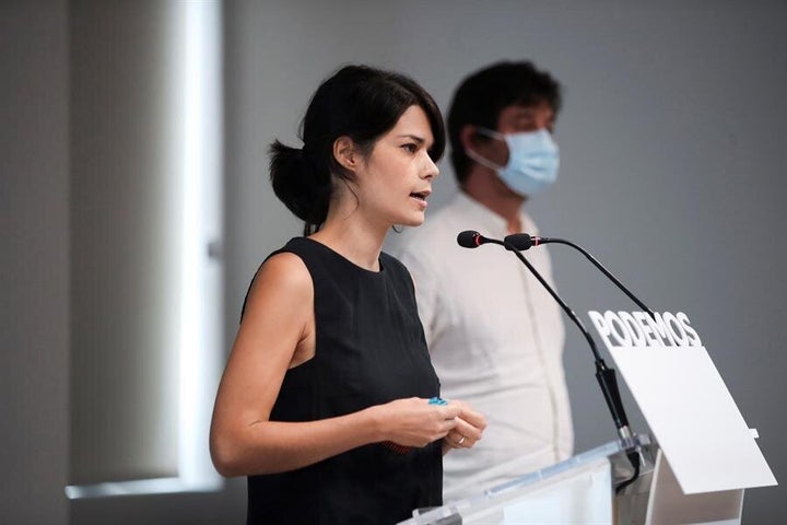 Isa Serra, portavoz de Podemos, en la sede del partido, junto a Rafa Mayoral.