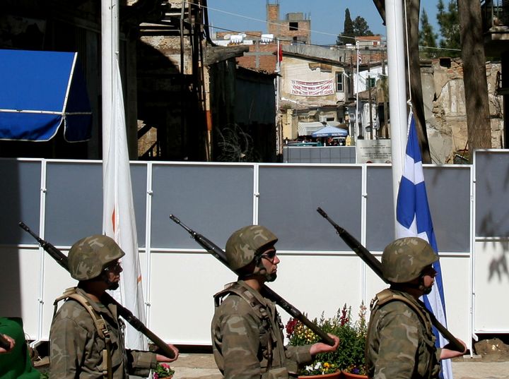 Φωτογραφία αρχείου. Μάρτιος 2007. Κύπριοι στρατιώτες στην "πράσινη γραμμή". (AP Photo/Petros Karadjias)