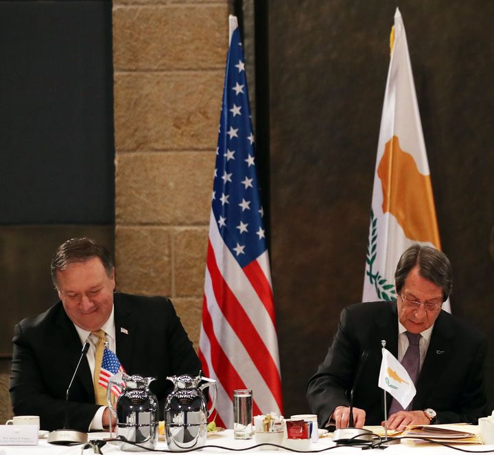 Φωτογραφία αρχείου. Μάρτιος 2019. Ο υπουργός Εξωτερικών των ΗΠΑ Μάικ Πομπέο με τον Πρόεδρο της Κυπριακής Δημοκρατίας, Νίκο Αναστασιάδη. - (Photo by AMMAR AWAD / POOL / AFP) (Photo credit should read AMMAR AWAD/AFP via Getty Images)