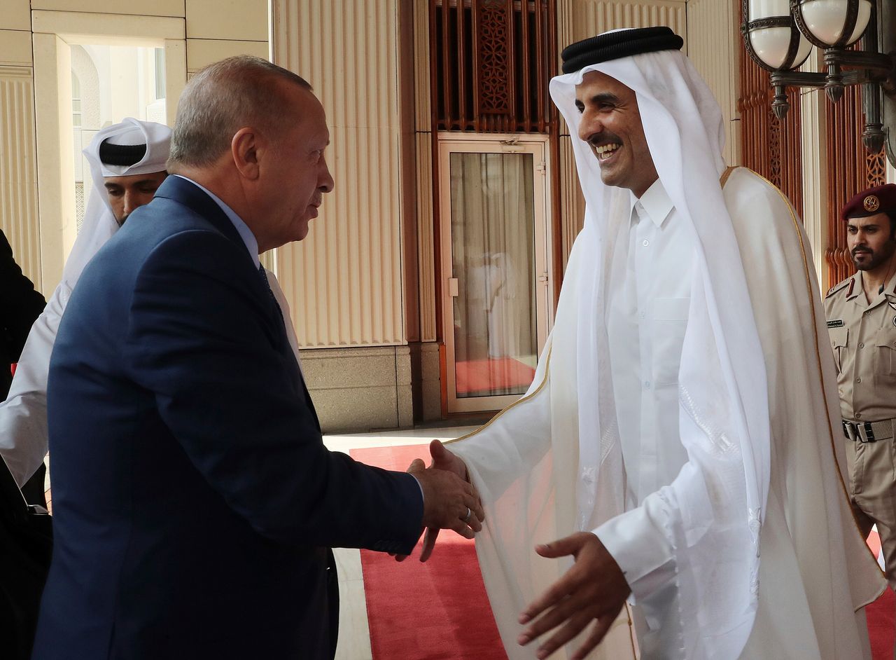 Ο Ερντογάν μαζί με τον Εμίρη του Κατάρ Σεΐχη Ταμίμ μπινΧαμάντ αλ Θανί(Presidential Press Service via AP, Pool)