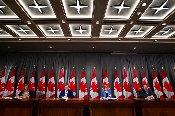 Des fonctionnaires canadiens tiennent une conférence de presse pour faire le point sur une série de cyberattaques visant des comptes CléGC et des comptes à l'ARC, le 17 août sur la colline du Parlement.