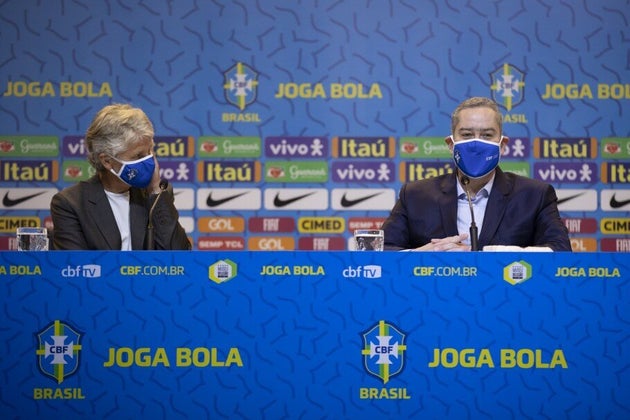 Pia Sundhage, ao lado de Rogério Caboblo, durante coletiva de