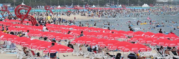 8월 1일 오후 부산 해운대해수욕장을 찾은 관광객들이 물놀이로 더위를 식히고