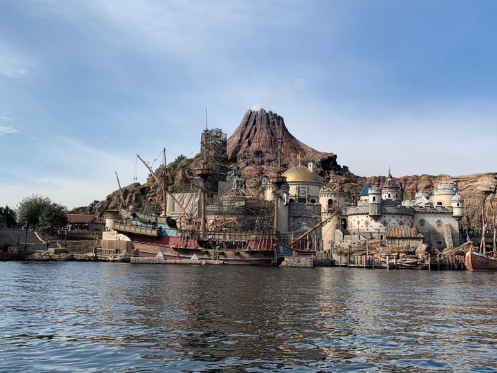 東京ディズニーシーの園内にそびえ立つ「プロメテウス火山」。