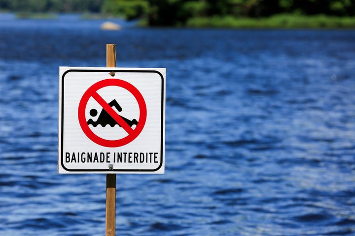 Baignade interdite sign in a lake