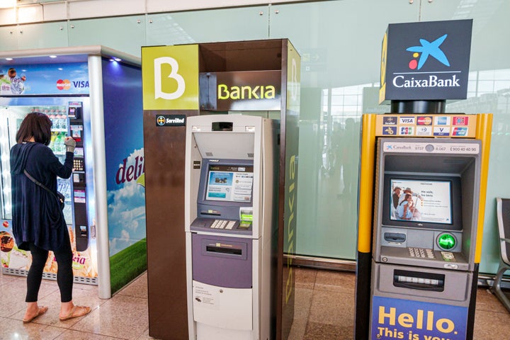 Un cajero de Bankia y uno de CaixaBank en el aeropuerto de Barcelona - El Prat Josep Tarradellas.