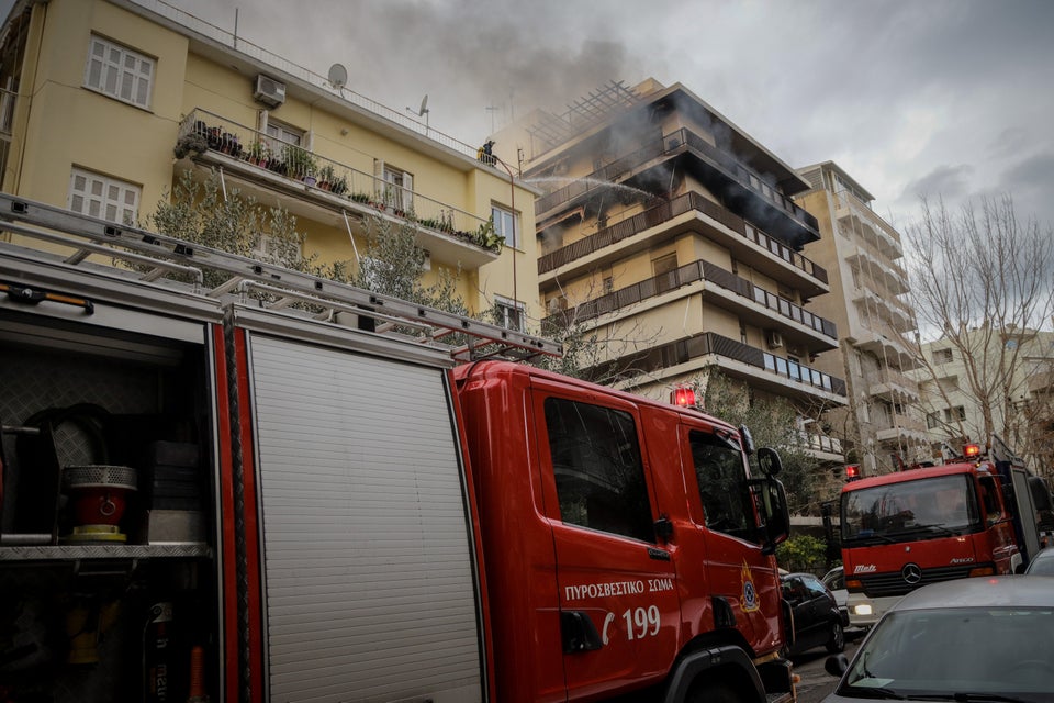 Φωτογραφία αρχείου - Επιχείρηση της πυροσβεστικης για την κατάσβεση πυρκαγιάς σε διαμέρισμα στοΠ.Φάληρο.Απεγκλωβίστηκαν δυο γυναίκες με κλωβόαπό τους πυροσβέστες, Πέμπτη 6 Φεβρουαρίου 2020