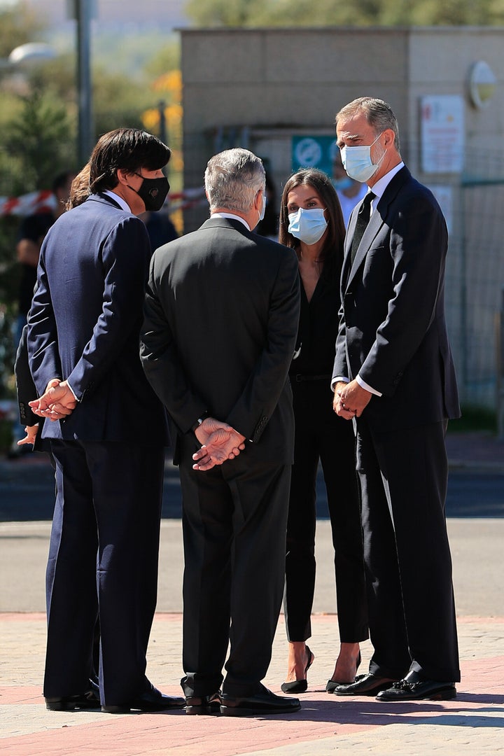 Los reyes dando el pésame a los familiares de Jaime Carvajal.