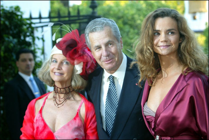 Los marqueses de Isasi, Javier de Carvajal e Isabel Hoyos, junto a su hija, Victoria, una de las primeras novias del príncipe.