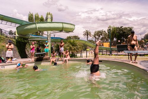 El Tingo is one of the most popular local swimming pool complexes in Quito. Every weekend, holiday and vacation, hundreds of tourists flock there. The pool complex was closed in mid-March and there is no date set for its reopening. Above: May 2, 2015 | Below: July 31, 2020