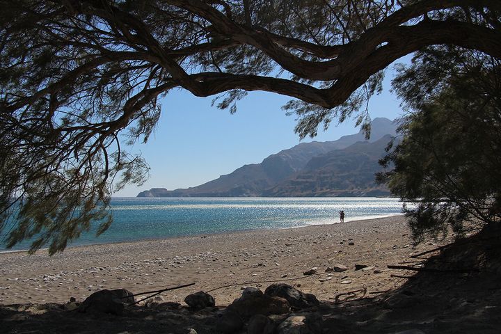 Παραλία Αλιόρι στον Τσούτσουρα, το πρώτο παραθαλάσσιο μεγάλο χωριό μετά τα όρια της Βιάννου.