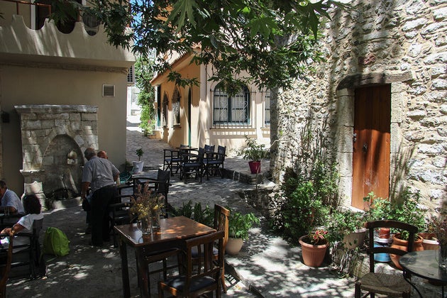 Άνω Βιάννος, πλατεία, πρωί.