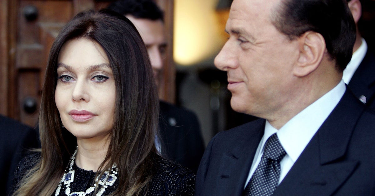 "Sono addolorata". Il messaggio di Veronica Lario a Silvio Berlusconi thumbnail