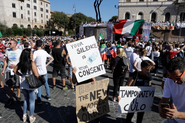 16 νεκροί και 1.700 κρούσματα σε μια μέρα αλλά Ιταλοί διαδηλώνουν αρνούμενοι την ύπαρξη