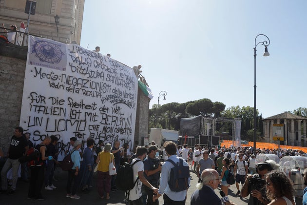 16 νεκροί και 1.700 κρούσματα σε μια μέρα αλλά Ιταλοί διαδηλώνουν αρνούμενοι την ύπαρξη