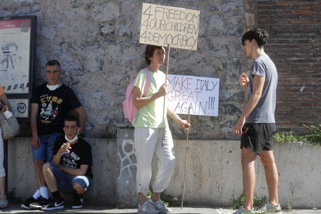 16 νεκροί και 1.700 κρούσματα σε μια μέρα αλλά Ιταλοί διαδηλώνουν αρνούμενοι την ύπαρξη