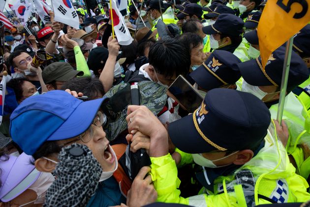 사진은 지난 8월15일 서울 광화문에서 열린 보수단체 집회에서 참석자들이 경찰과 대치하고 있는