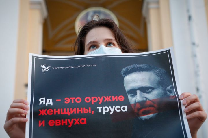 "To δηλητήριο είναι το όπλο των γυναικών, των δειλών και των ευνούχων" γράφει το πόστερ που κρατά μια διαδηλώτρια η οποία διαμαρτύρεται για την δηλητηρίαση του Ναβάλνι στο κέντρο της Αγίας Πετρούπολης