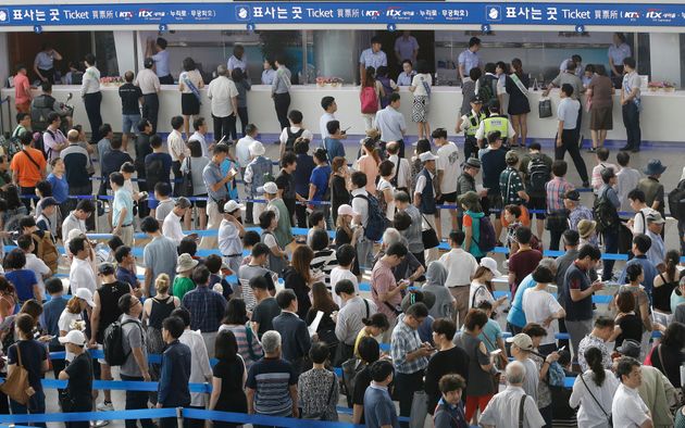 (자료사진) 2016년 추석을 맞아 고향으로 향하는 사람들로 북적이는 서울역의