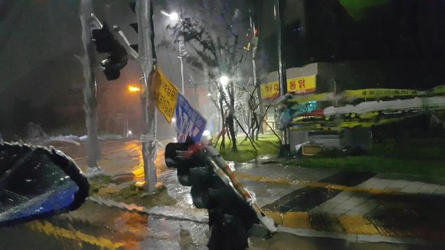 On the morning of the 7th, the signal flag in Yeongdo-gu, Busan was damaged due to the 10th typhoon 'HAISHEN'.