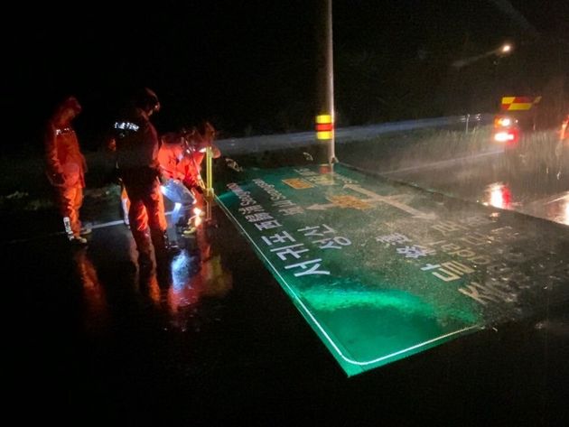 Typhoon 10 'HAISHEN' on the morning of 7th was a road sign that collapsed with a strong wind in Jongdal-ri, Gujwa-eup, Jeju City, and the relevant authorities took safety measures.