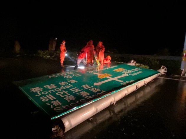 Typhoon 10 'HAISHEN' on the morning of 7th was a road sign that collapsed with a strong wind in Jongdal-ri, Gujwa-eup, Jeju City, and the relevant authorities took safety measures.