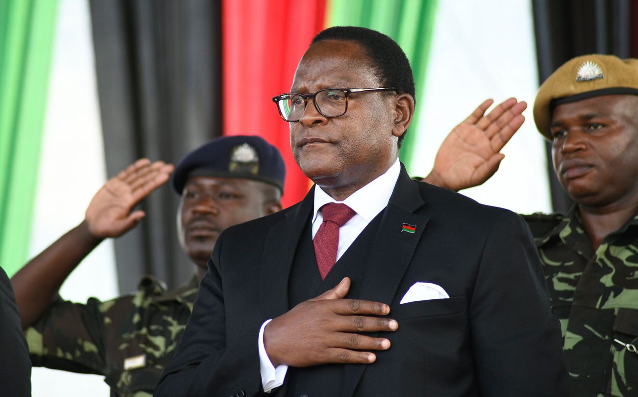 Φωτογραφία αρχείου Ο νέος Πρόεδρος του Μαλάουι, Λάζαρους Τσακουέρα,ανακοίνωσε τη λειτουργία διπλωματικής αντιπροσωπείας στην Ιερουσαλήμ.Η κίνηση του Μαλάουι καταδεικνύει ότι έχει κινητοποιηθεί το Κίνημα των Ευαγγελιστών – γεγονός που μπορεί να οδηγήσει και άλλες χώρες με έντονη επιρροή των Ευαγγελιστών στην Αφρική και στον Ειρηνικό Ωκεανό να λάβουν ανάλογες αποφάσεις. (AP Foto/Thoko Chikondi)