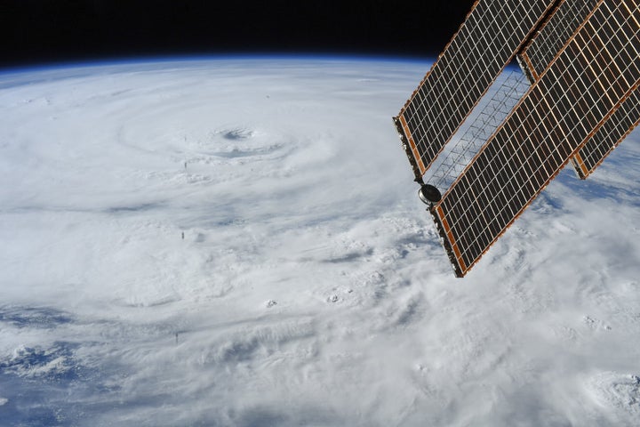 国際宇宙ステーションから撮影された台風10号