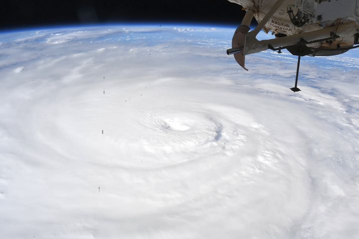 国際宇宙ステーションから撮影された台風10号