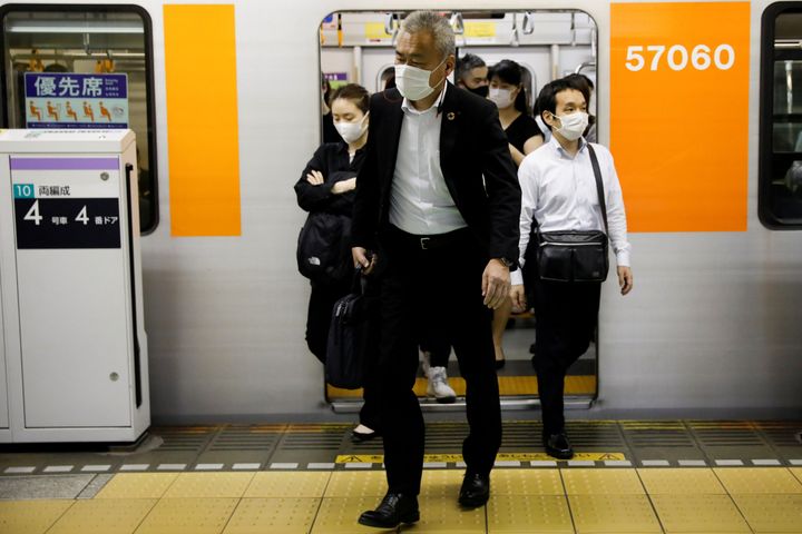 マスクをつけて電車に乗客
