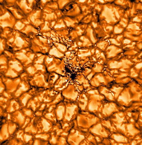 グレゴール望遠鏡によって高解像度で撮影された、複雑な太陽の磁場