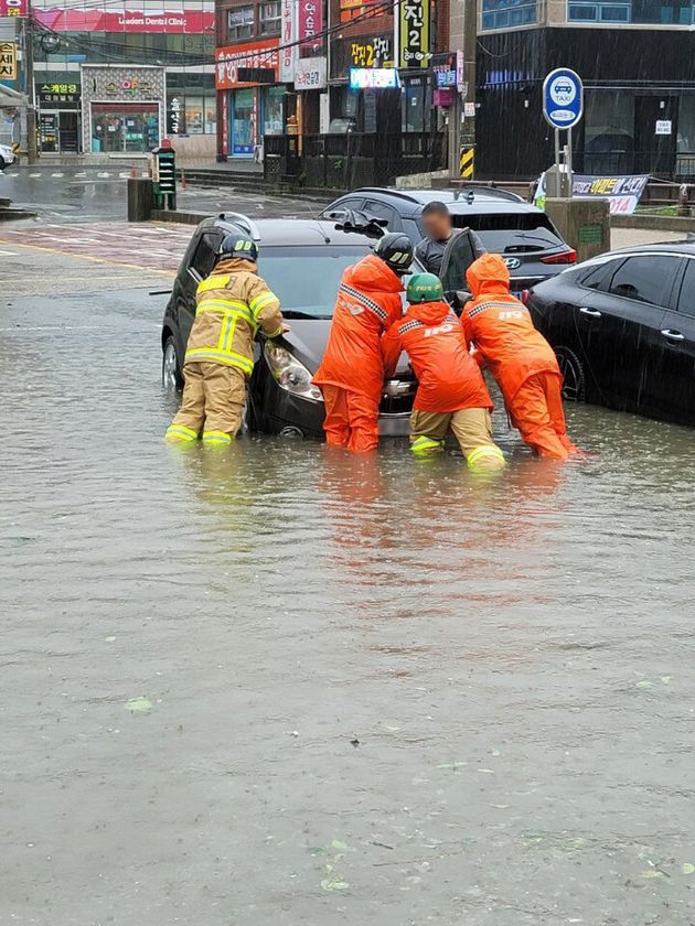 On the morning of the 7th, when a lot of rain fell due to the influence of the 10th Typhoon High Line, a vehicle was flooded in the Samho-dong, Yangsan, Gyeongsangnam-do parking lot, and the firefighters took measures to move.